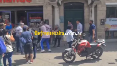 Cambistas a las piñas en el centro. 