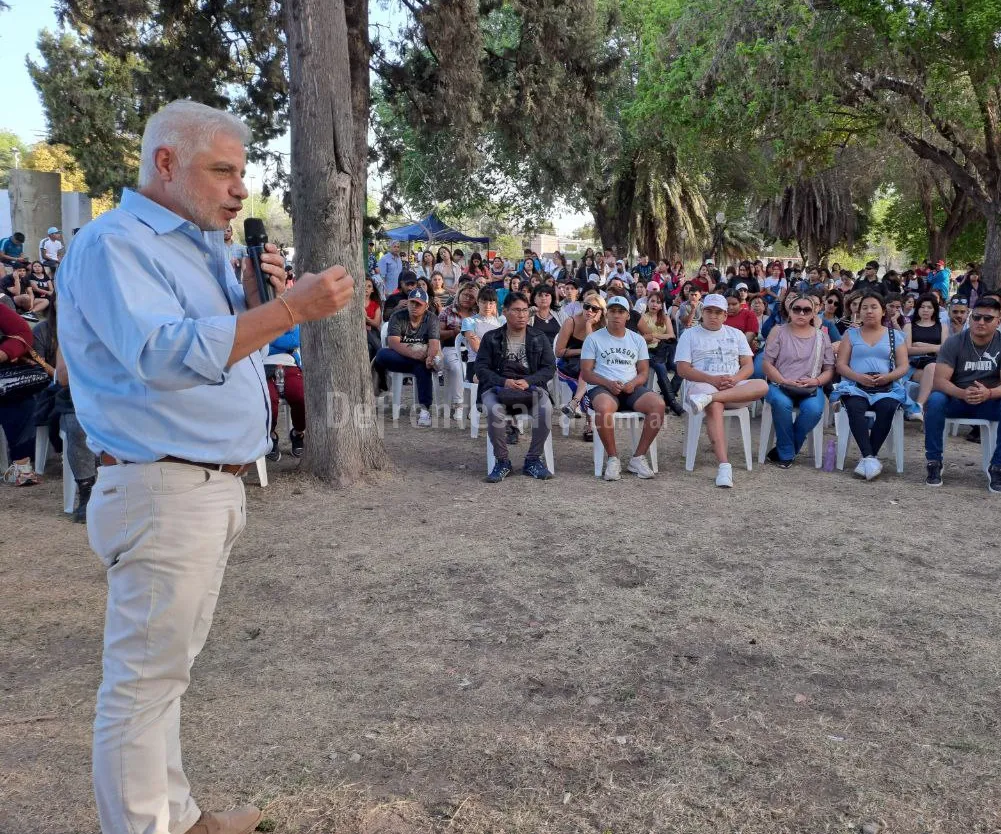 Pablo Outes reunido con estudiantes