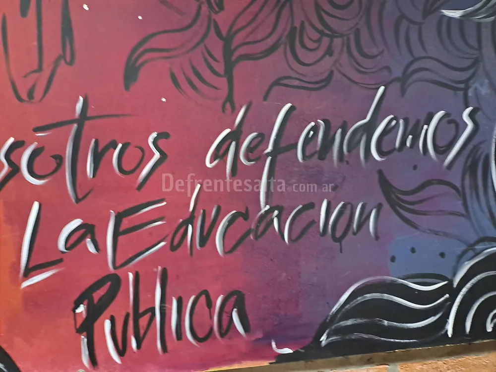 Carteles y afiches contra Milei en la UNSa 3