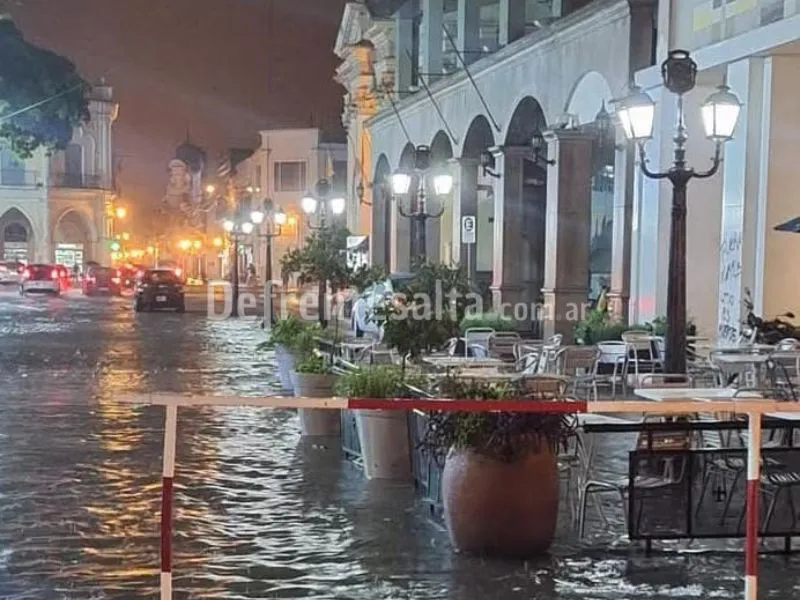 Tormenta en el centro de Salta. 