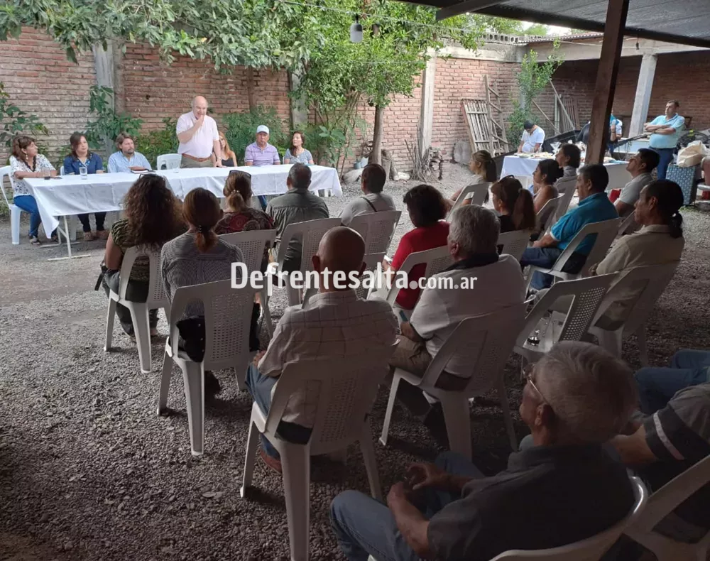 Abel Cornejo con personal policial retirado 1