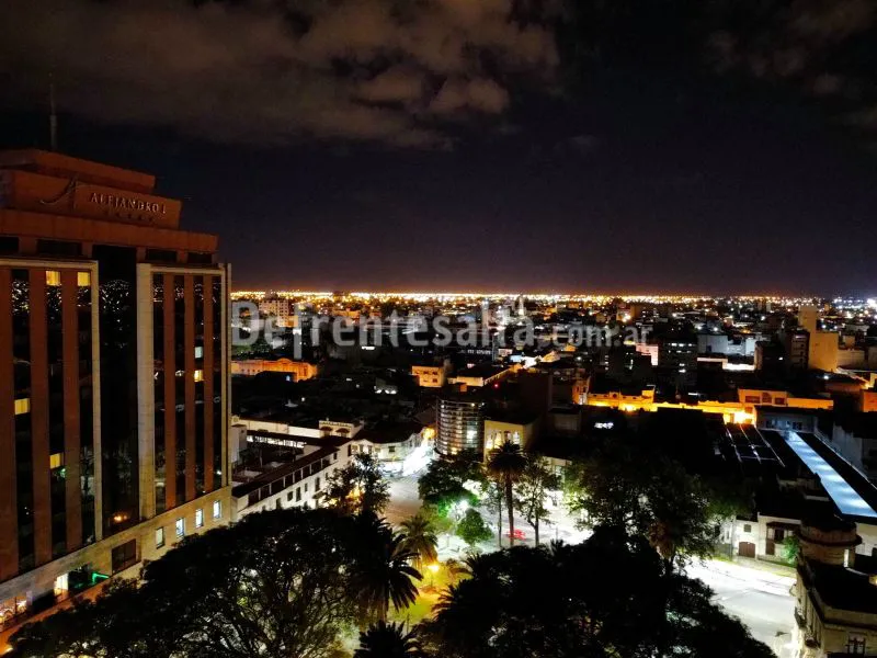 Salta de noche.