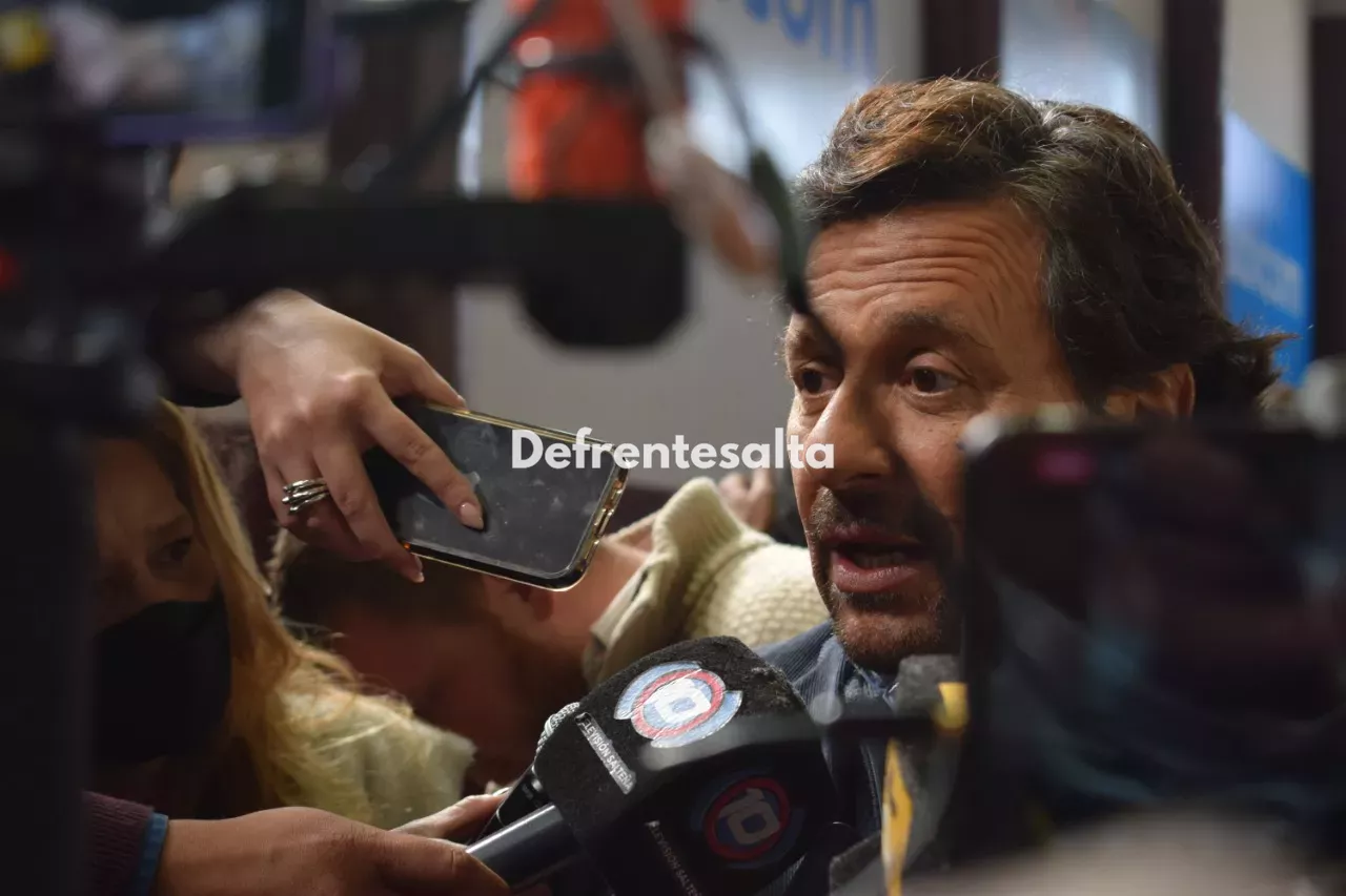 Sáenz con periodistas