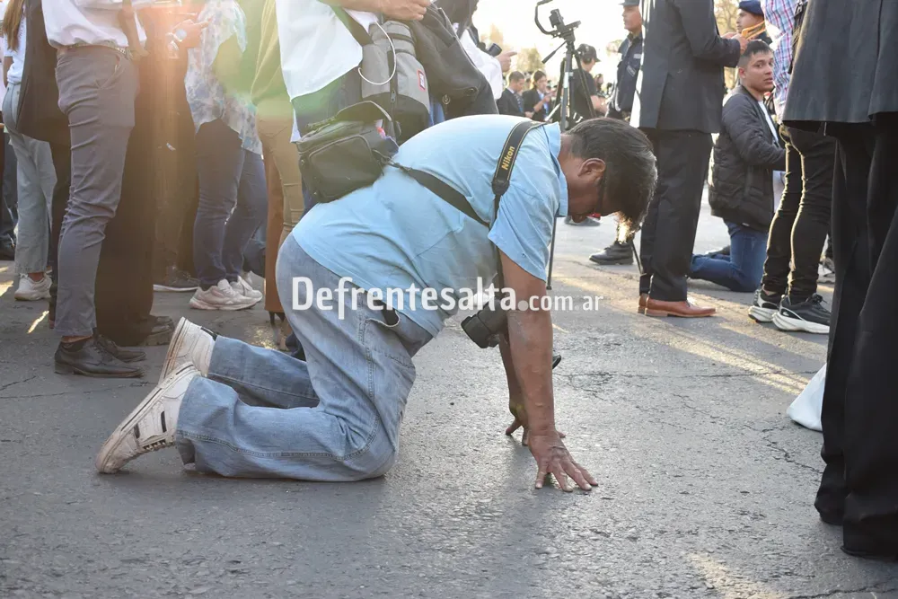 Fiel agachado durante la procesión