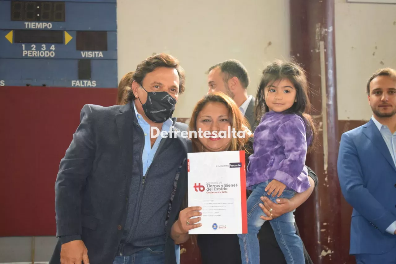 Gustavo Sáenz entregó escrituras