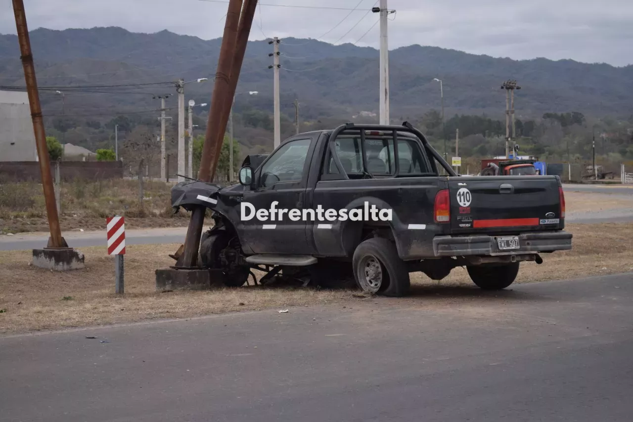 Camioneta estrellada en Vaqueros
