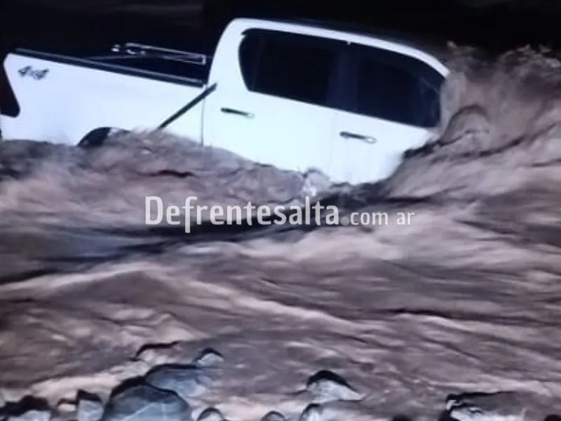 Camioneta atrapada en el Río Conchas. 