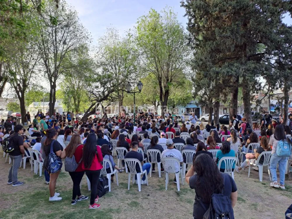 Pablo Outes reunido con estudiantes2