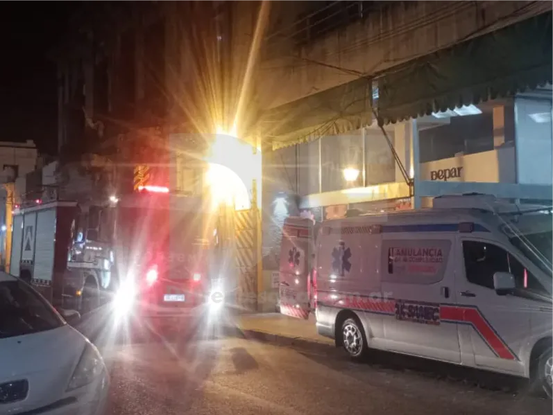 Bomberos y el SAMEC en Mitre al 240.
