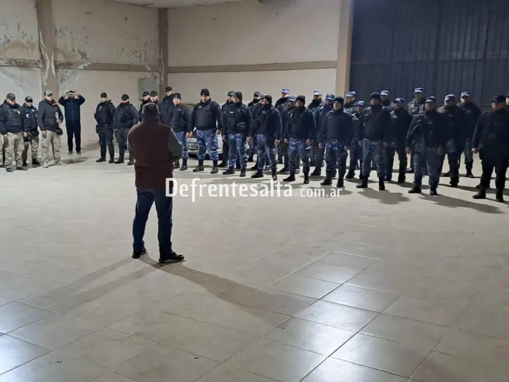 Jefe Policía Miguel Ceballos imparte directivas.