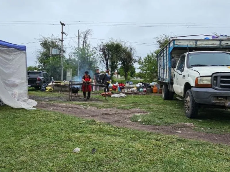 El camión del municipio descarga mercadería.