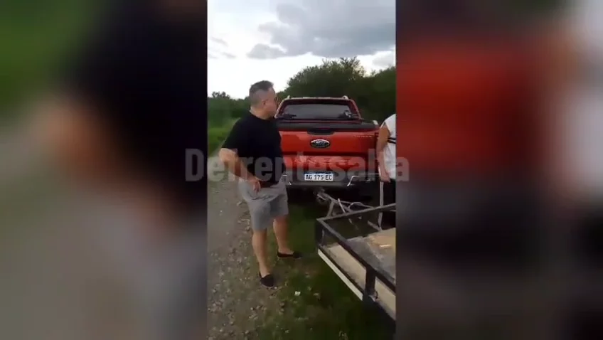 Arrojan restos de madera en el rio cerca de Atocha