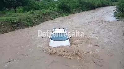 Camioneta en medio de la corriente. 