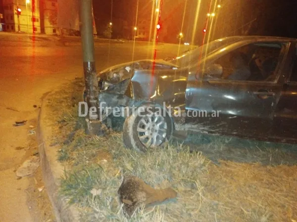 El auto totalmente destrozado. 