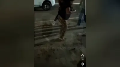 Mujer agrede a menor.