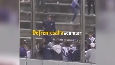 Hinchas de Juventud a las piñas-.