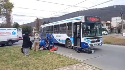 Accidente entre un SAETA y motociclista en barrio Tres Cerritos.