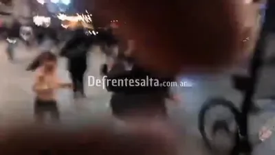 Ladrona agredió a periodistas. 