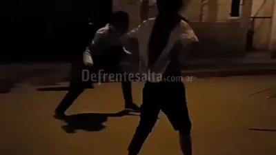 Dos hombres peleando con machetes.