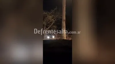 El camión se retira tras tirar escombros en el río.