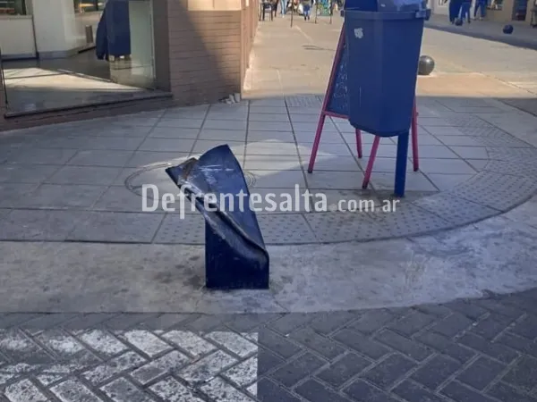 Bolardo protector roto.