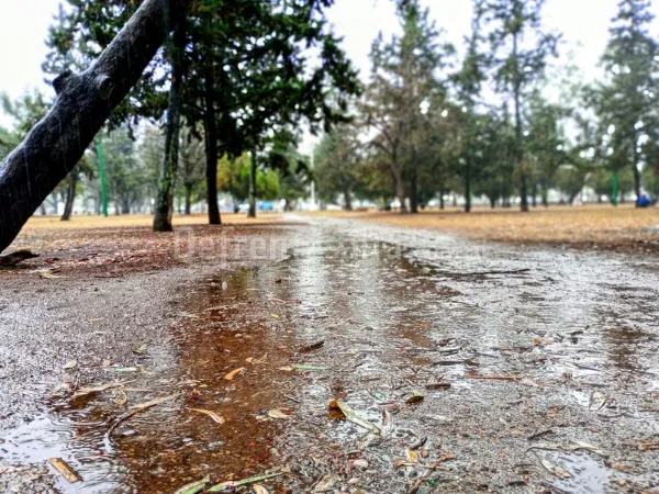 Lluvia en Salta.  Monumento 20 de Febrero.