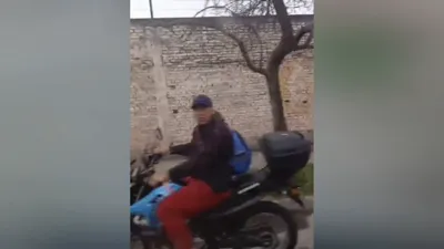 Robo a moto de inspectora de Tránsito