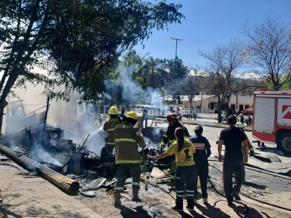 Bomberos en barrio Castañares.