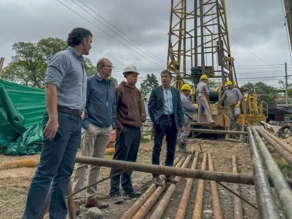 Autoridades en el pozo de agua del Delmi.