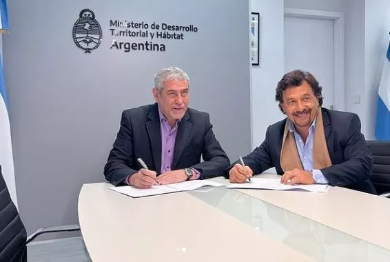 Gustavo Saénz junto al ministro Jorge Ferraresi