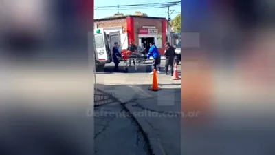 Así trasladan a al accidentado en ambulancia.