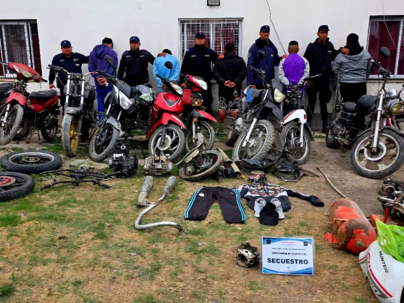 La Policía junto a los detenidos. 