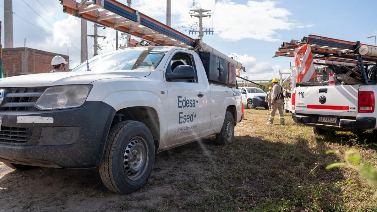 Camioneta de Edesa realizando obras de mejora en Salta.