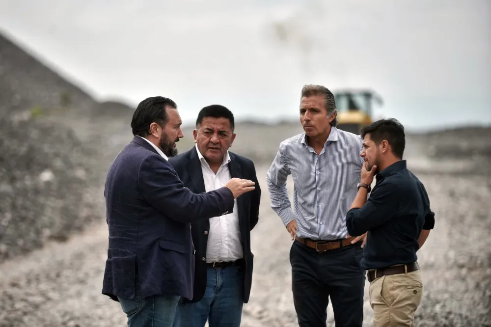 Alberto Castillo y funcionarios en la RN51