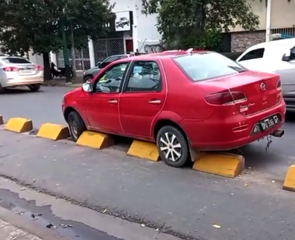 Automovil atascado en Av. Belgrano