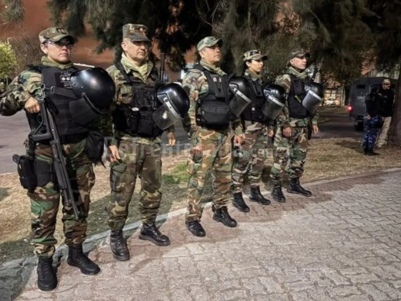Policías en el estadio Martearena. 