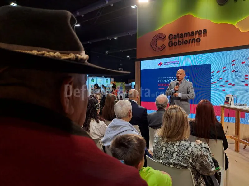 Dib Ashur expone el libro 