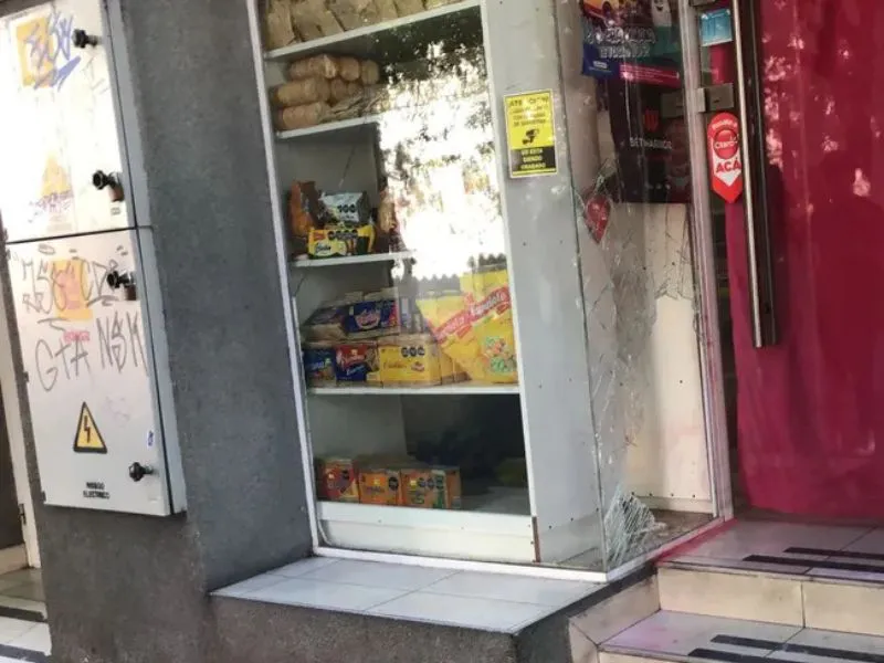 Así quedó destrozada la vidriera.