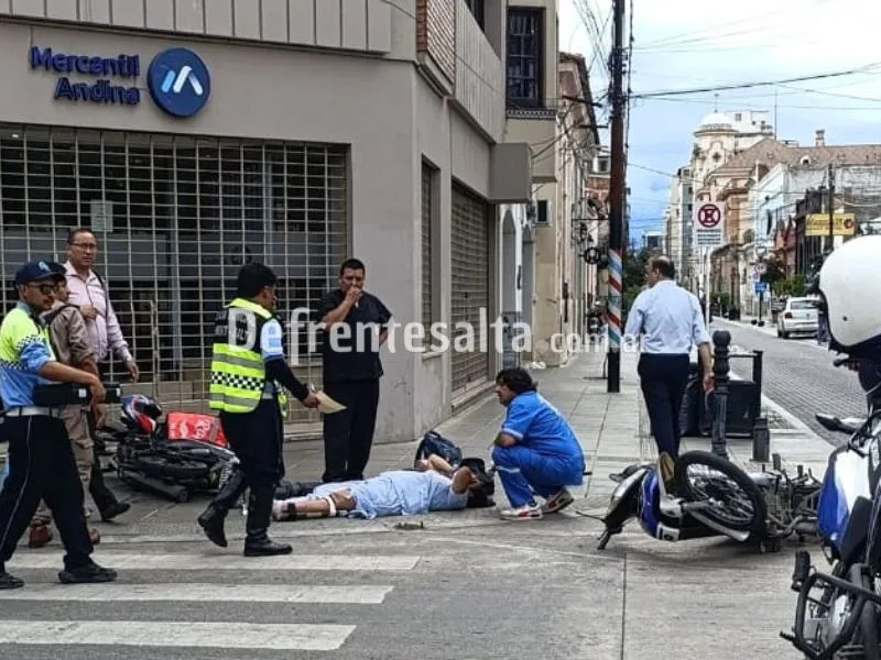 Las autoridades asisten al damnificado. 