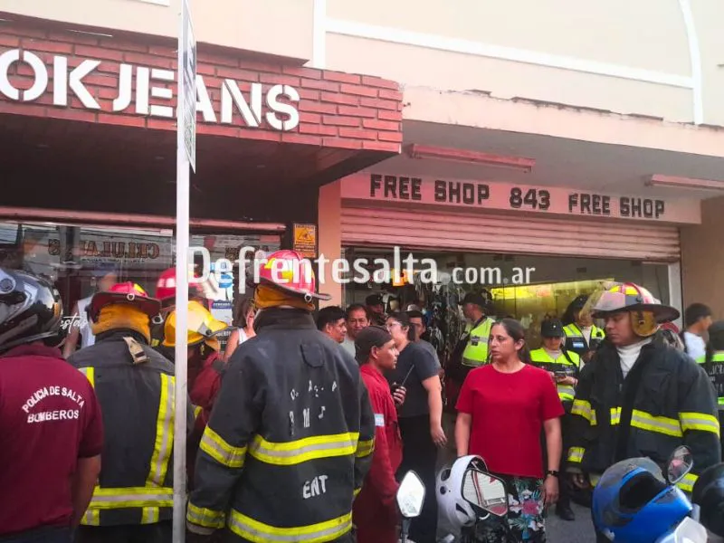 Bomberos en calle Urquiza al 800.