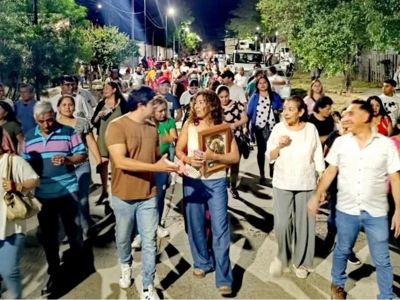 Franco Hernández Berni junto a sus vecinos.