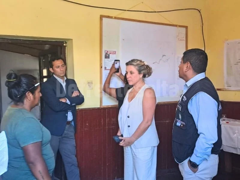 Fiscal Calvet junto a investigadores. 