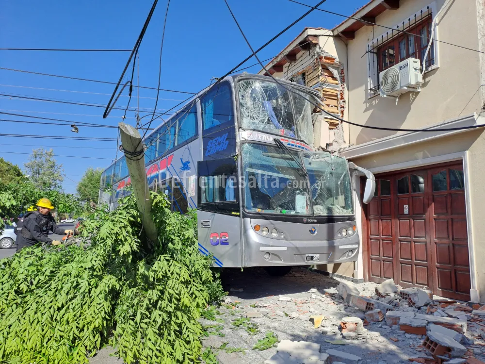 Colectivo incrustado de un vivienda Guillermo Raspa
