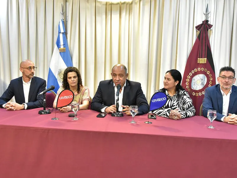 Fucionarios en la firma de convenio