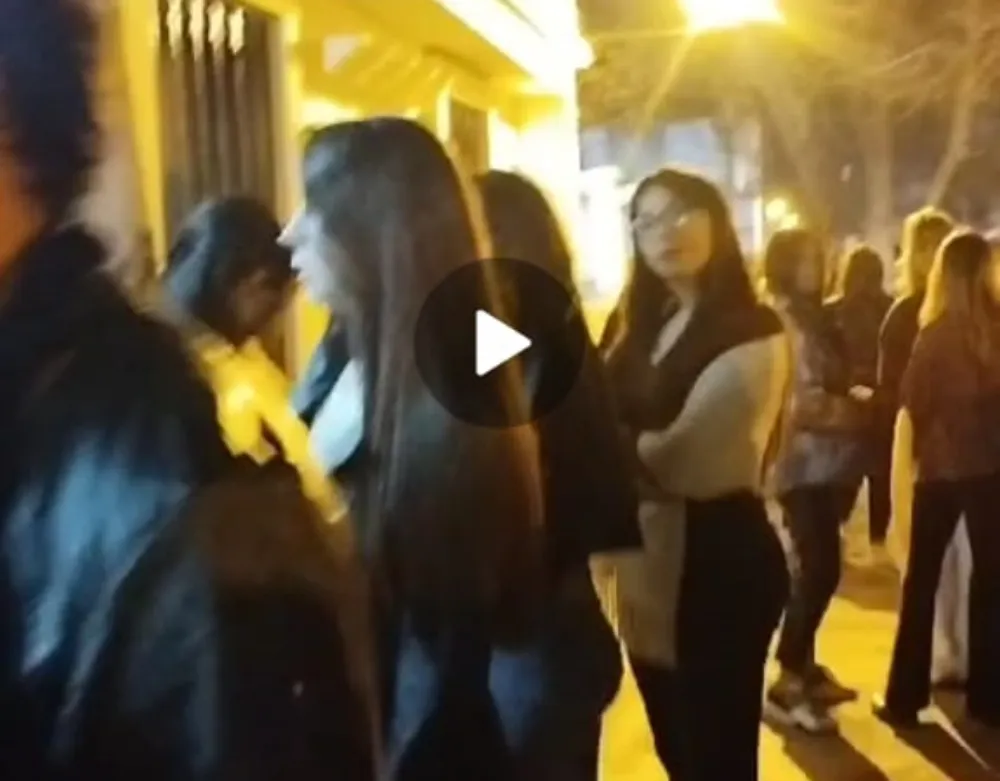 Gente con entradas en el show