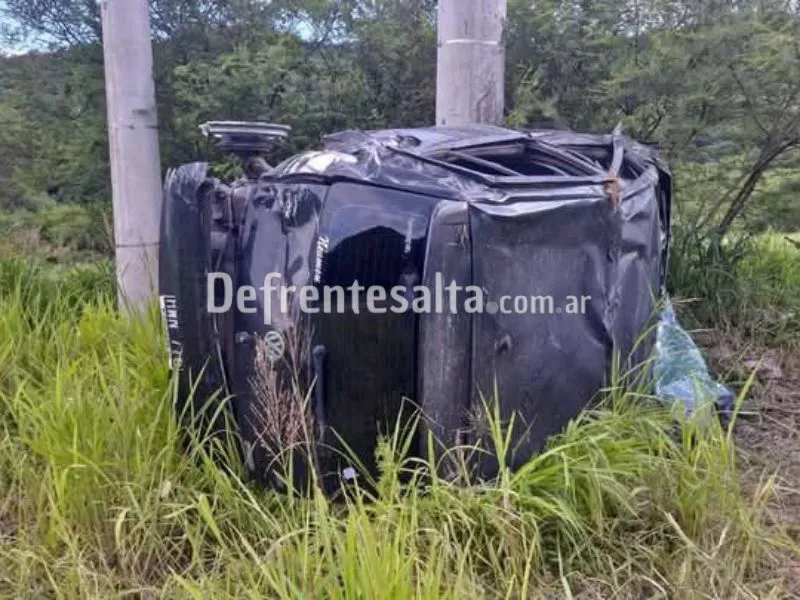 El vehículo volcado.