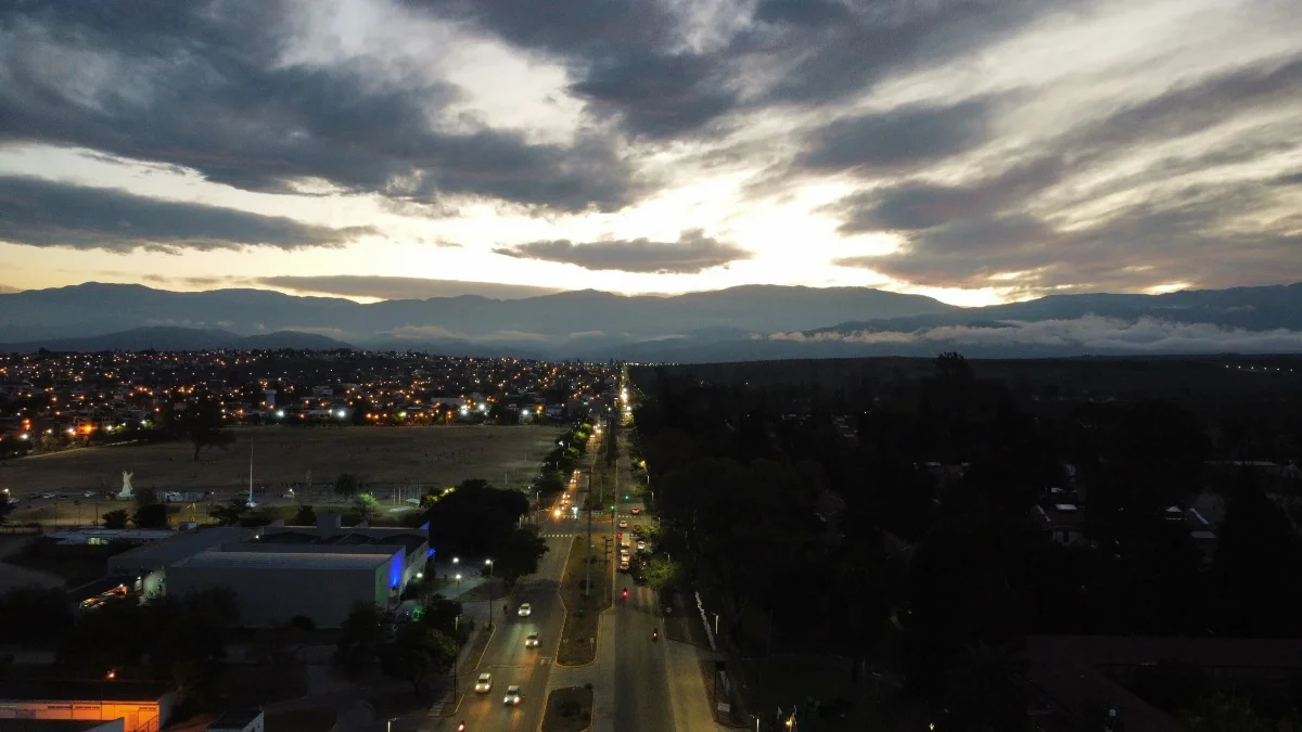 Vista de la ciudad de Salta hacia el oeste desde Avenida Arenales. Las temperaturas bajarán el domingo en Salta