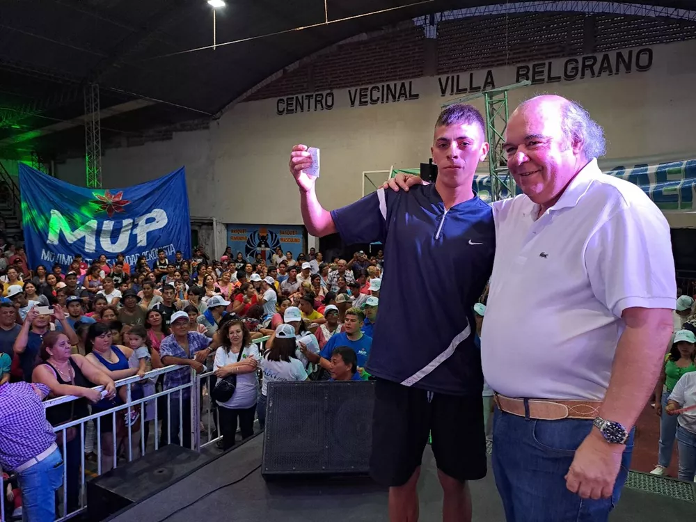 Abel Cornejo con un vecino en el festival solidario