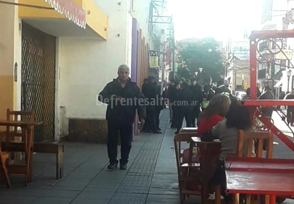 Los policías en el lugar del hecho