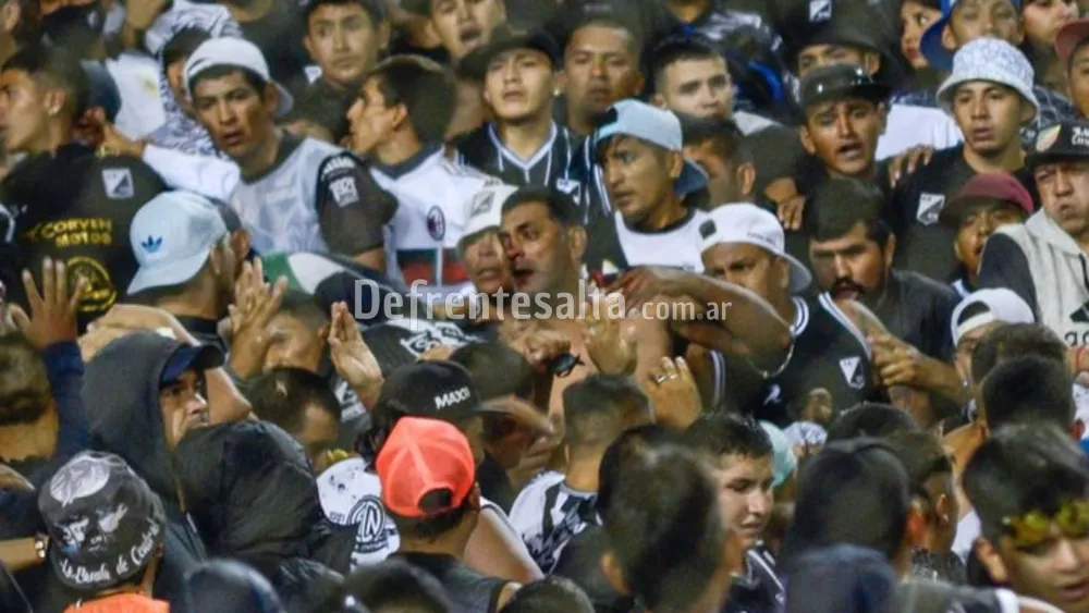 Enfrentamiento de hinchas de Central Norte.